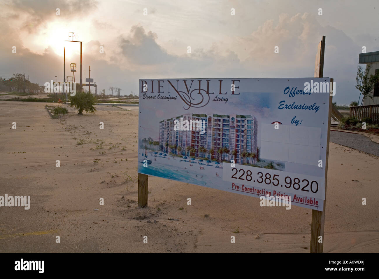 Luxus-Eigentumswohnungen ersetzen kleine Häuser und Geschäfte nach dem Hurrikan Katrina Stockfoto