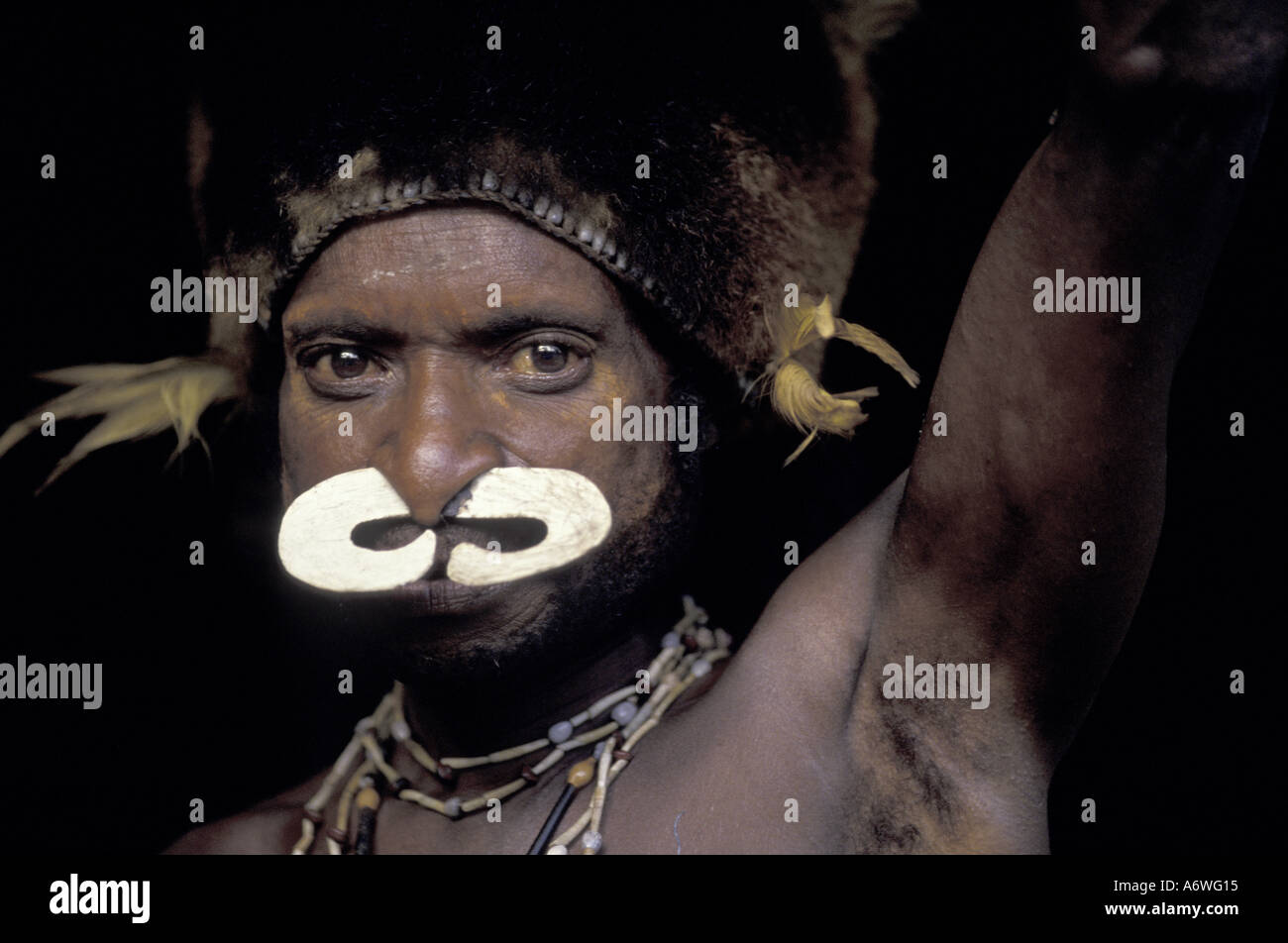 Asien, Indonesien, West Papua (Irian Jaya), Asmat Region, Biwar Laut. Krieger-Porträt Stockfoto