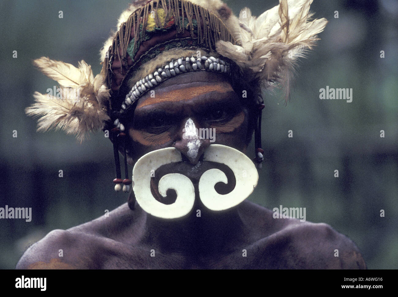 Asien, Indonesien, West Papua (Irian Jaya), Asmat Region Ocaneop Dorf. Mann mit Schale Objektivrevolver Stockfoto