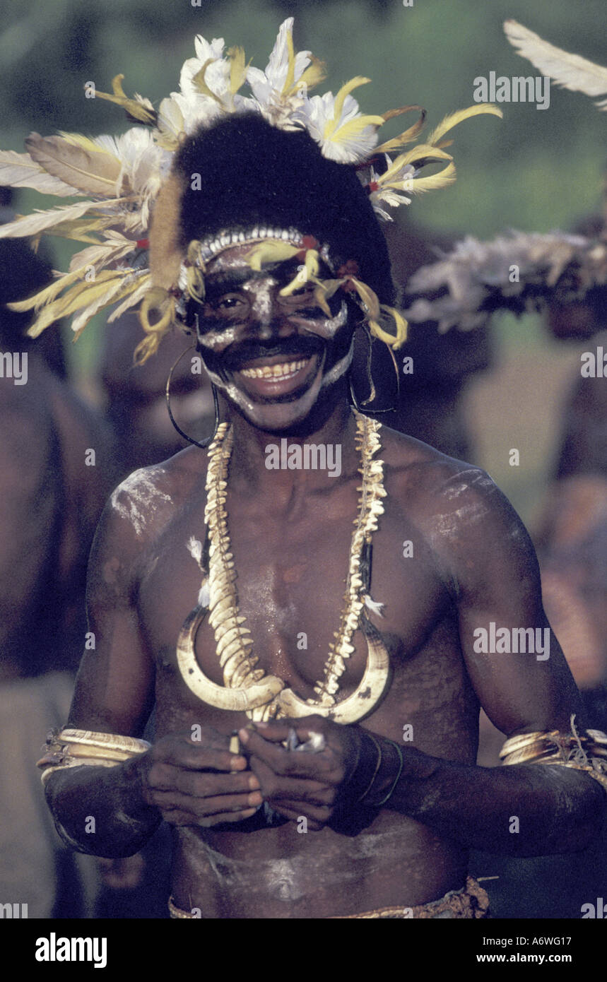 Asien, Indonesien, West Papua (Irian Jaya), Asmat Region Yaptambour Dorf. Krieger, Lächeln Stockfoto