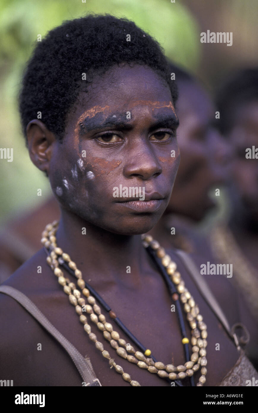 Asien, Indonesien, West Papua (Irian Jaya), Asmat Region, Ocanep Dorf. Frau mit bemaltem Gesicht und Perlen. Stockfoto