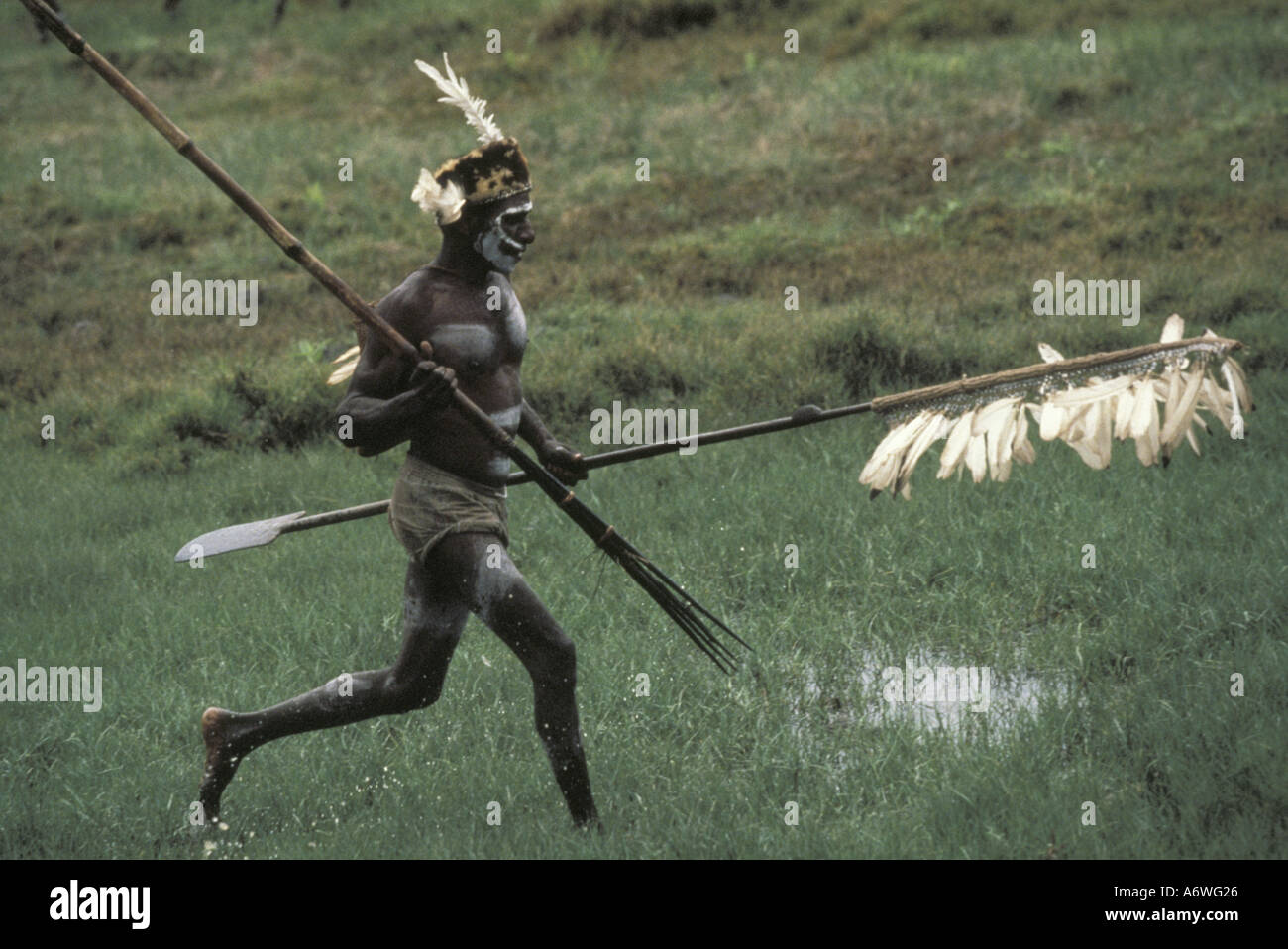 Asien, Indonesien, West Papua (Irian Jaya), Asmat Region, Beriten Dorf. Krieger laufen Stockfoto