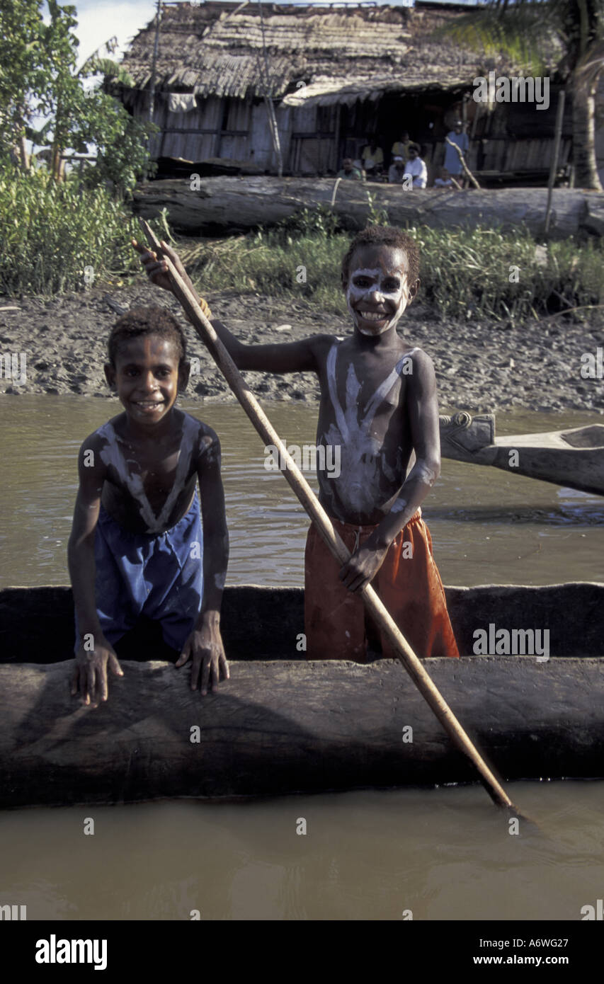 Asien, Indonesien, West Papua (Irian Jaya), Asmat Region. Dorfkinder im Einbaum Stockfoto