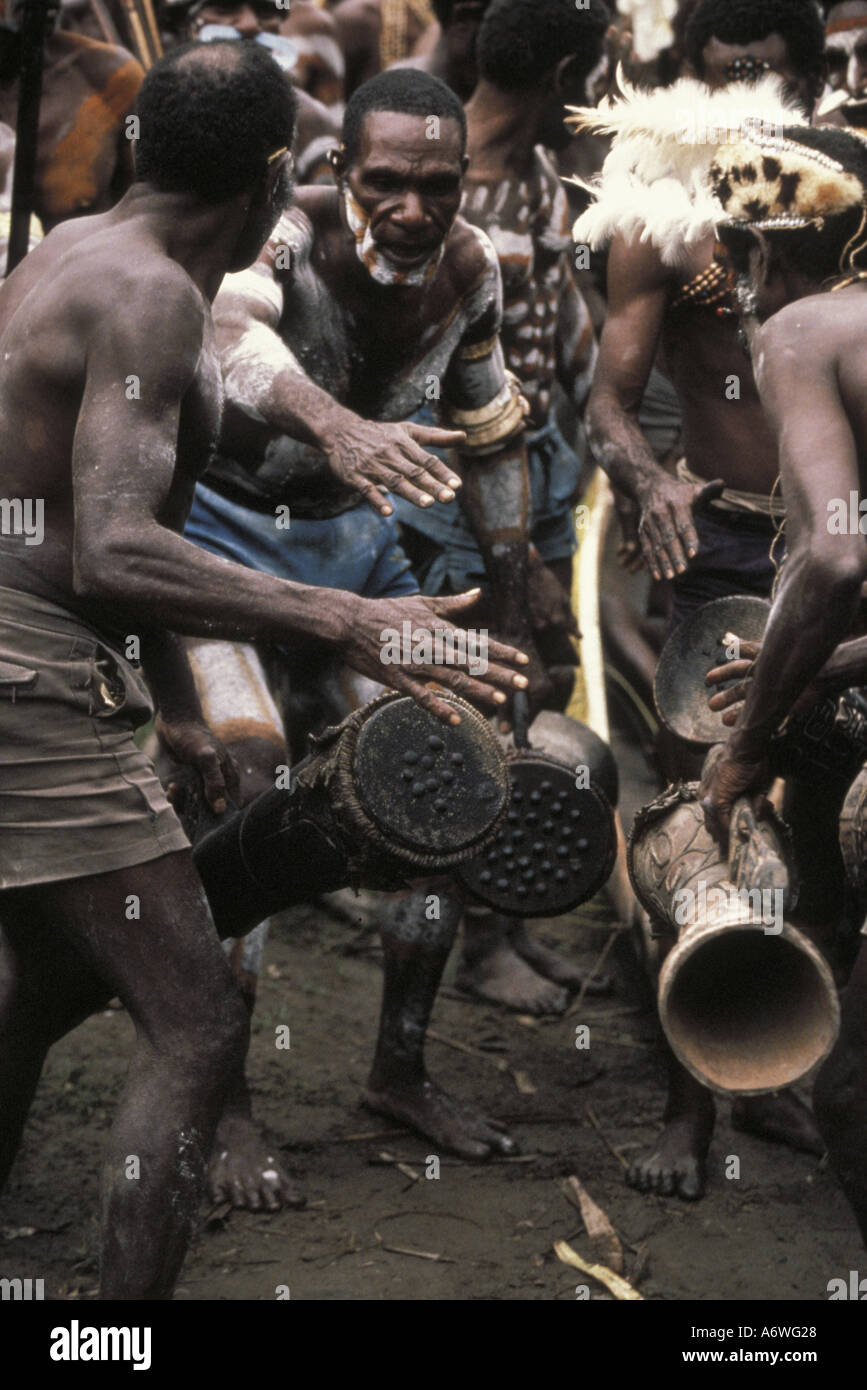 Asien, Indonesien, West Papua (Irian Jaya), Asmat Region, Ocanep Dorf. Männer, die Trommeln Stockfoto