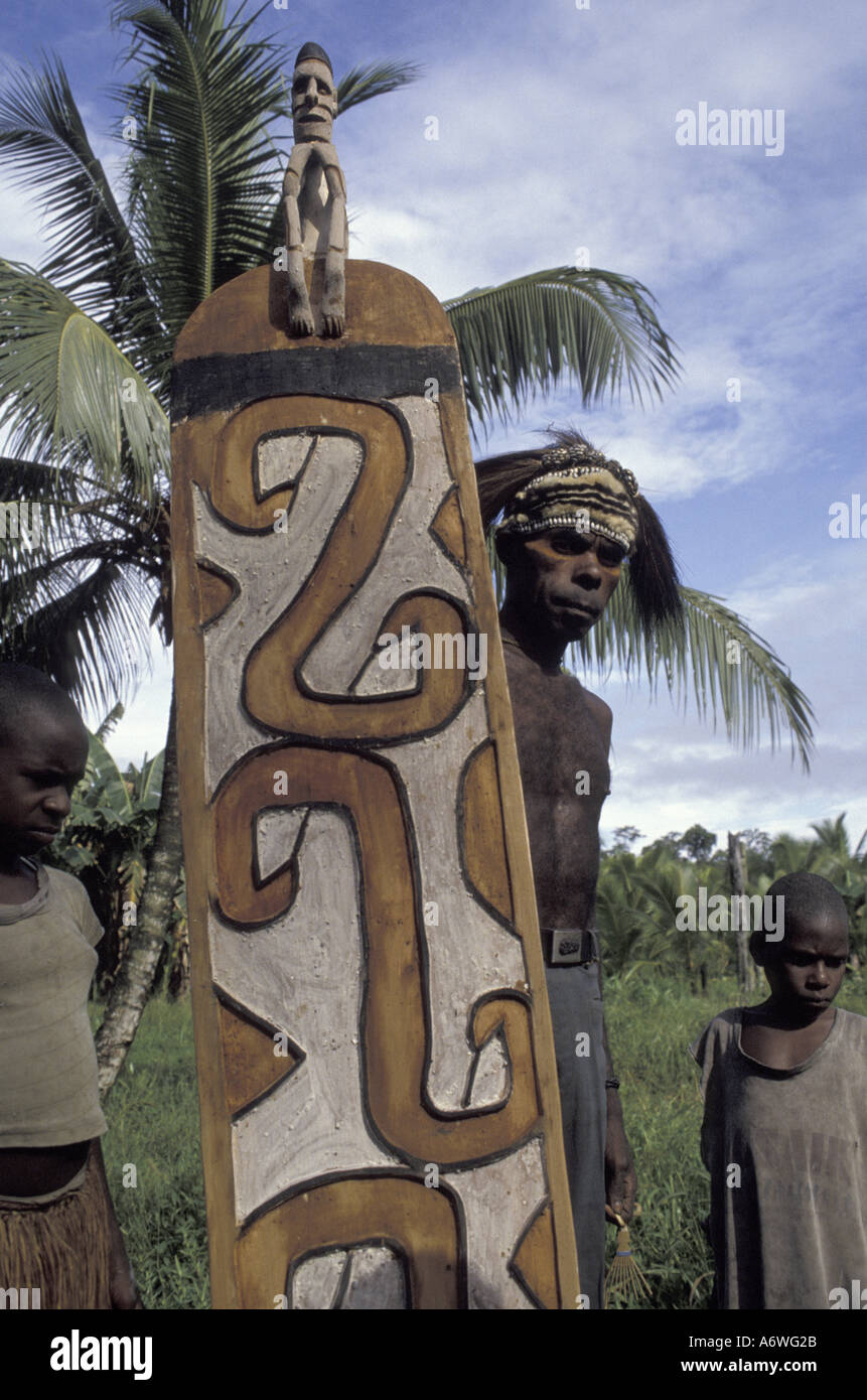 Asien, Indonesien, West Papua (Irian Jaya), Asmat Region, Ocanep Dorf. Mann mit Schild Stockfoto