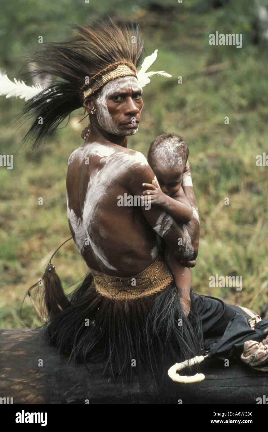 Asien, Indonesien, West Papua (Irian Jaya), Asmat Region, Beriten Dorf. Frau mit baby Stockfoto