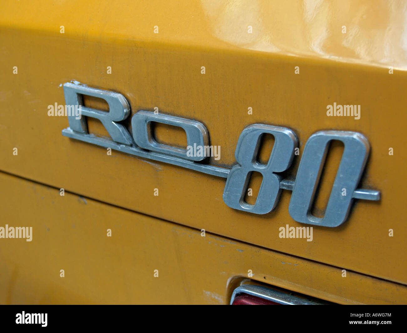 Oldtimer Auto Detail mit dem Wappen eines alten RO 80 Wankelmotor von Felix Wankel Stockfoto