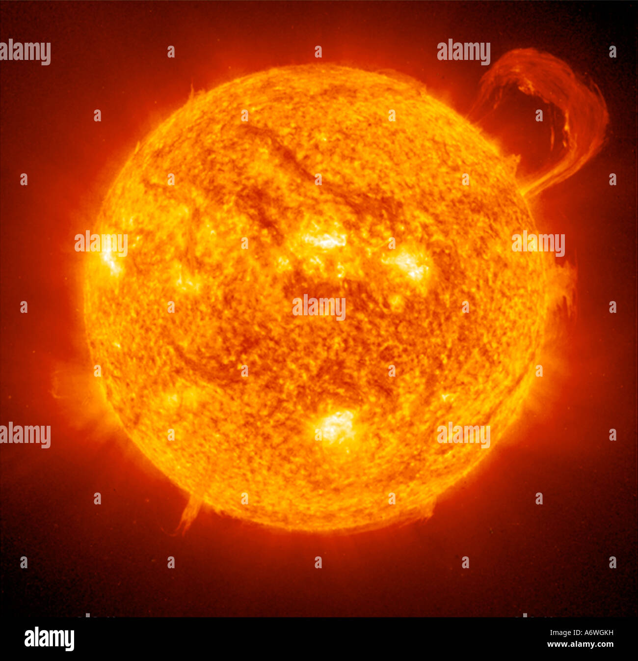 Foto von der Sonne mit einem großen Teleskop genommen zeigen Flammen ausbrechen von der Oberfläche Stockfoto