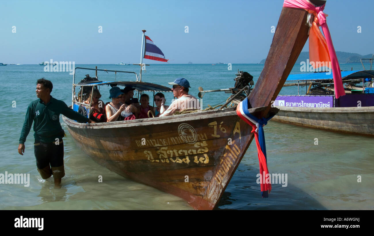 Ein Longtail-Boot am Strand von Ao Nang in Krabi in Thailand Stockfoto