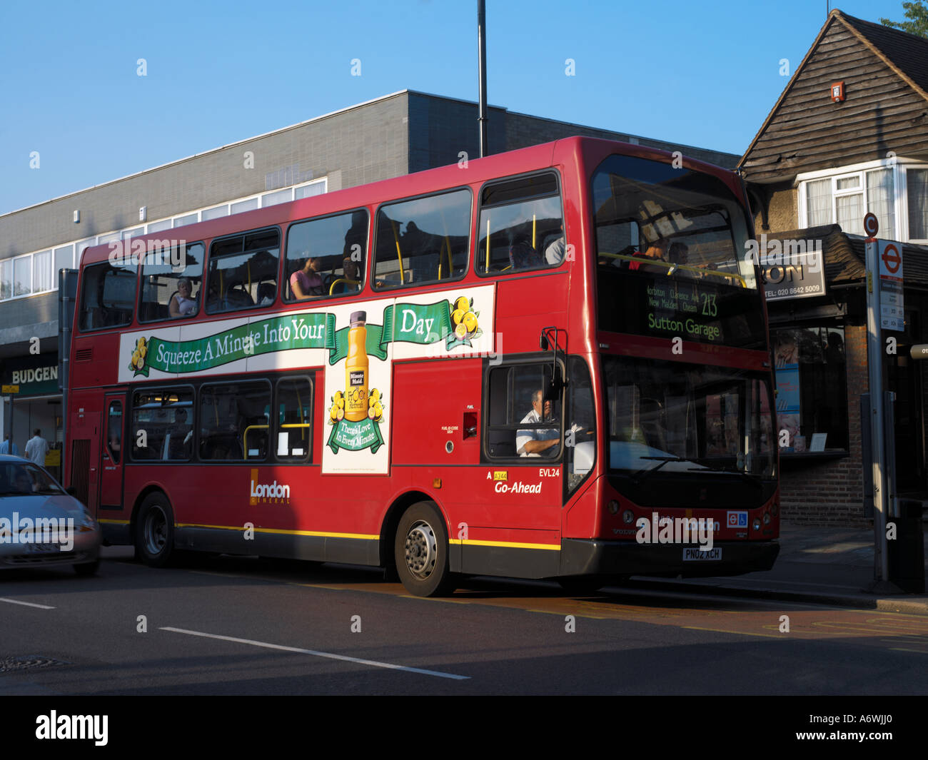 Double Decker Bus an der Haltestelle in Cheam Surrey England Stockfoto