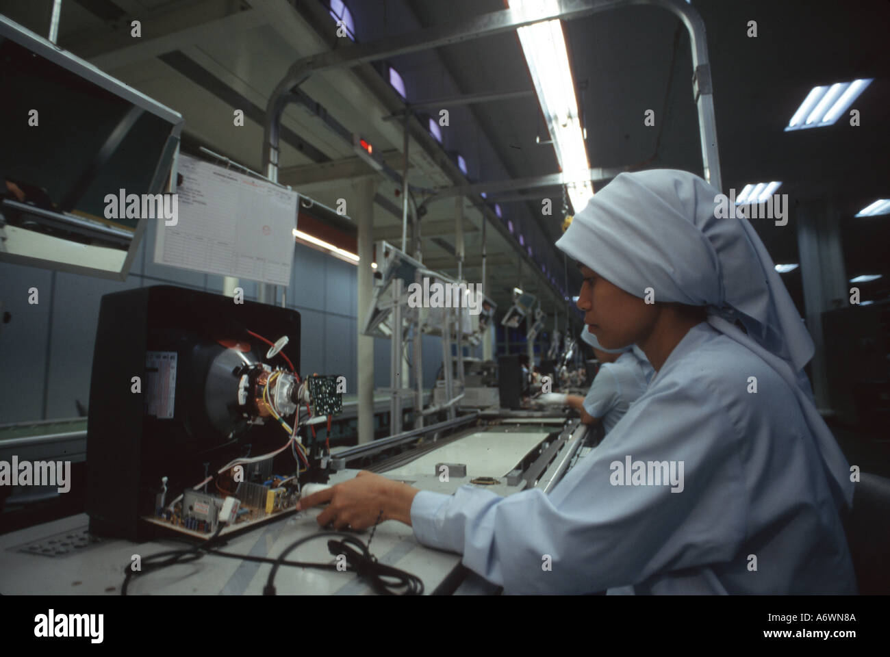 Ein Techniker stellt Reinheit des TV-Frequenz im Montagewerk der Matsushita Panasonic TV. Malaysien Stockfoto
