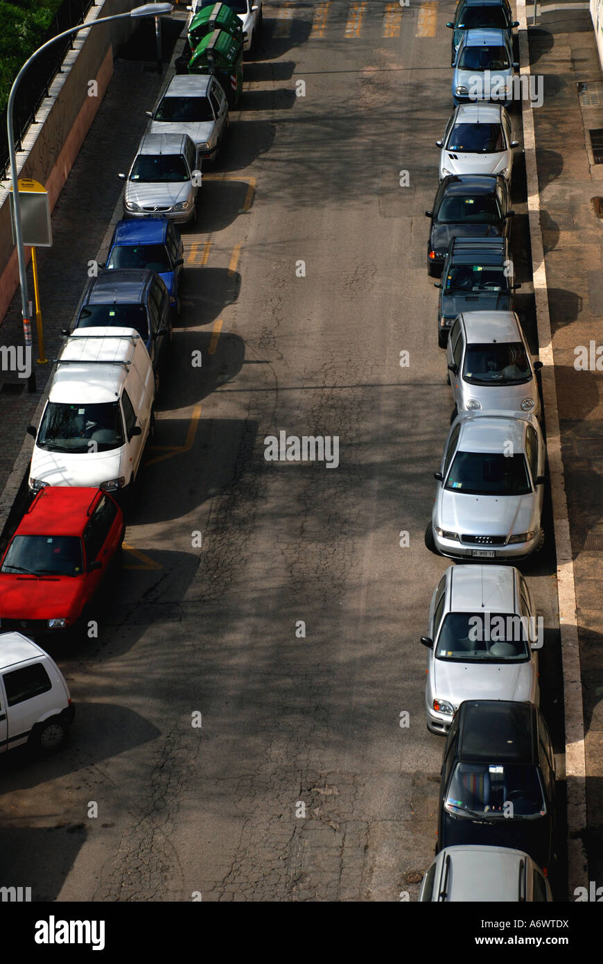 Parken in Rom Straße Straße lesen Sie weiße schwarze greey Stockfoto