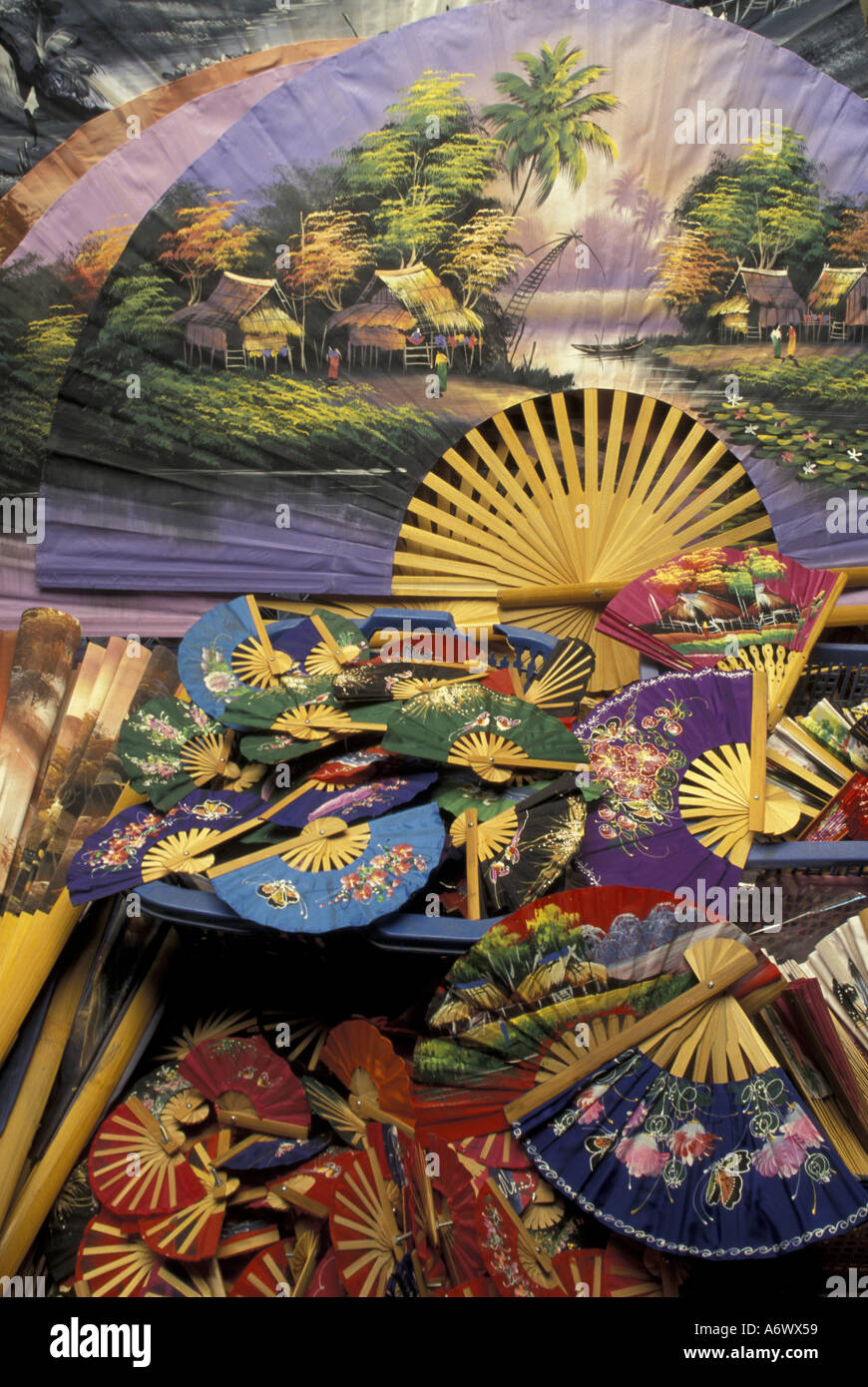 Asien, Thailand, Bo Sang Dorf in der Nhe von Chiang Mai. Bunt bemalte Fans  werden von Hand-Split Bambus und Papier hergestellt Stockfotografie - Alamy