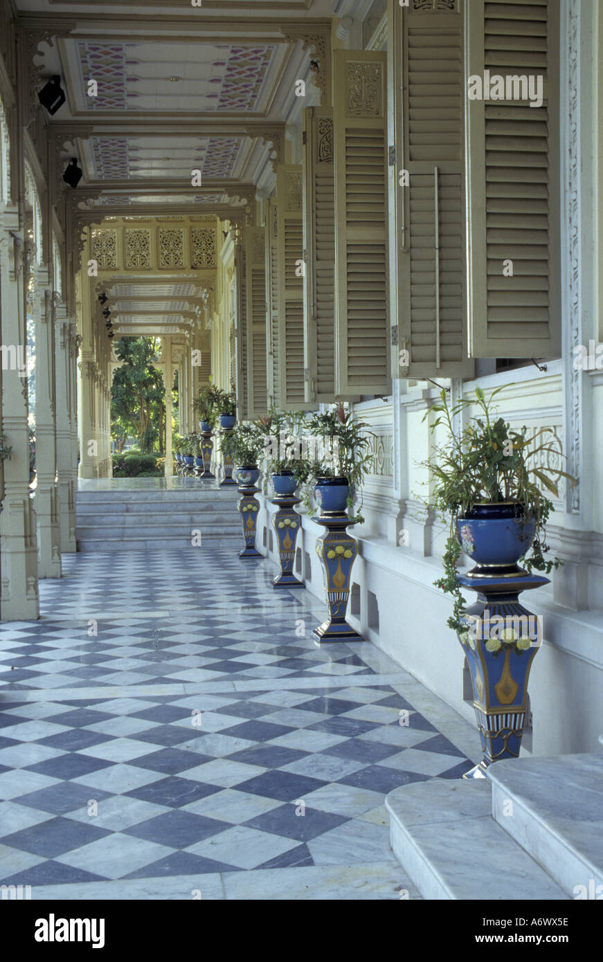 Asien, Thailand, Bangkok. Überdachte Veranda des Vimanmek Palace, erbaut im Jahre 1893, heute ein Museum der königlichen Insignien Stockfoto