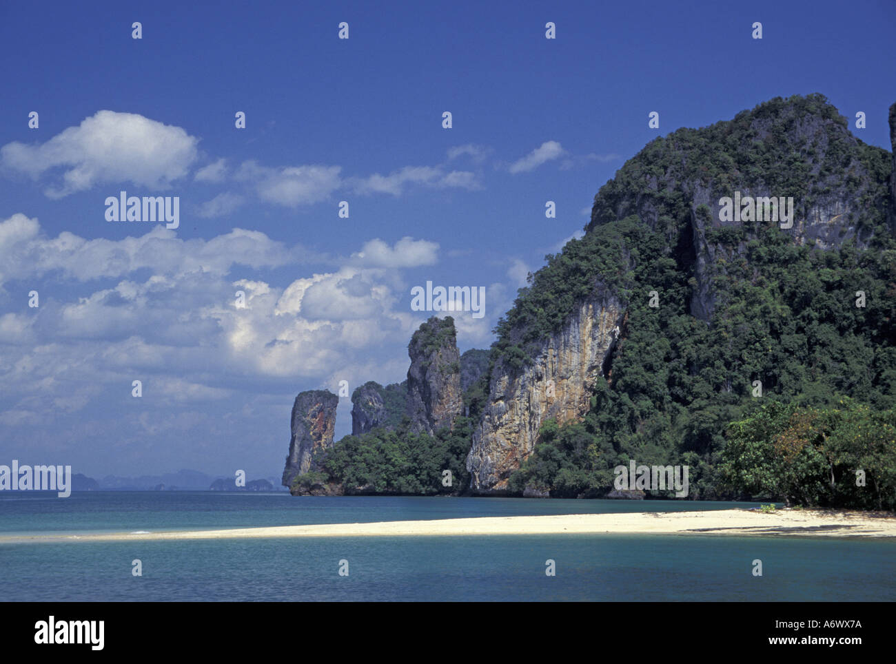 Asien, Thailand, Phang Nga Bay, Ko Pak Bia Insel. White Sand Beach unter Karst (Kalkstein) Klippen Stockfoto