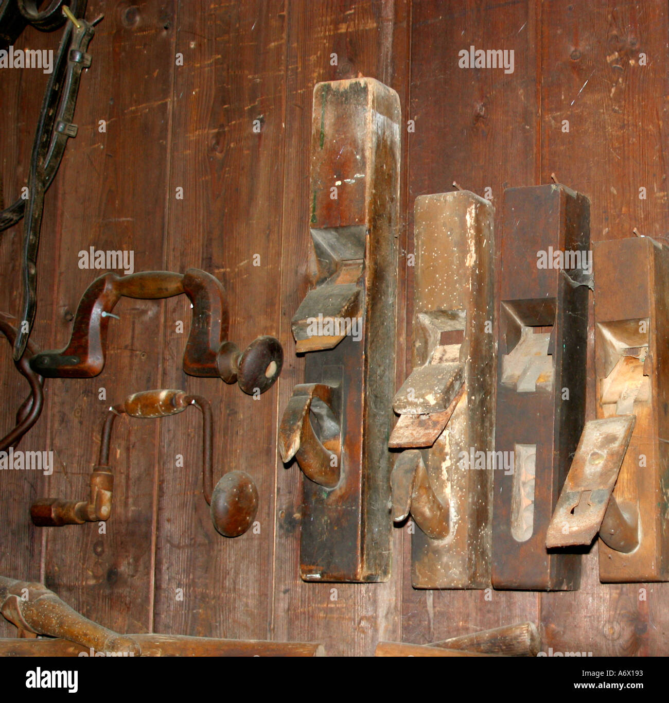 Alte Werkzeuge für die Holzbearbeitung auf Werkstatt Wand Stockfoto