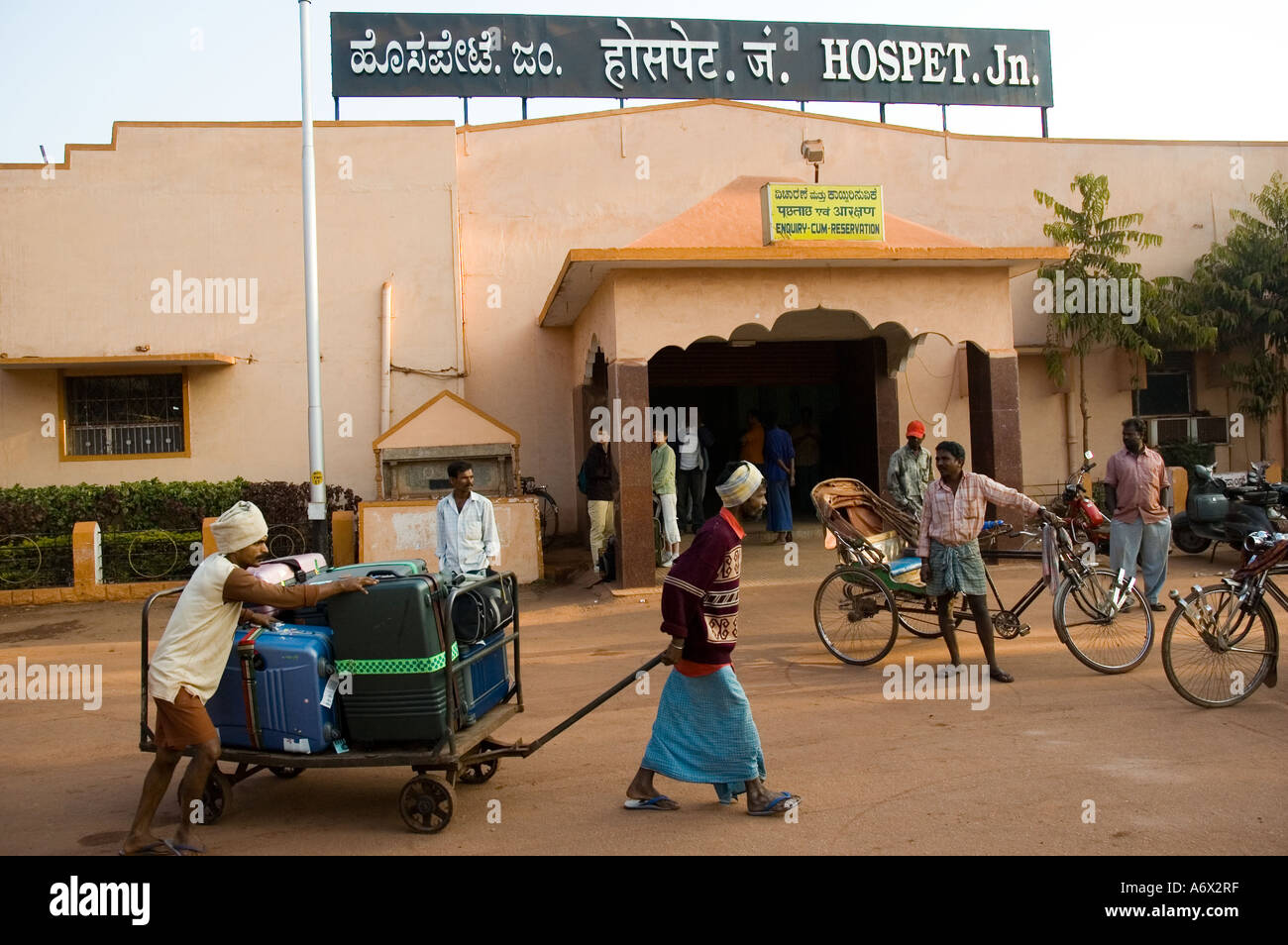Gepäckabfertiger bewegen Touristen Koffer und Gepäckstücke in Hospet Umsteigebahnhof in der Nähe von Hampi in Indien Stockfoto
