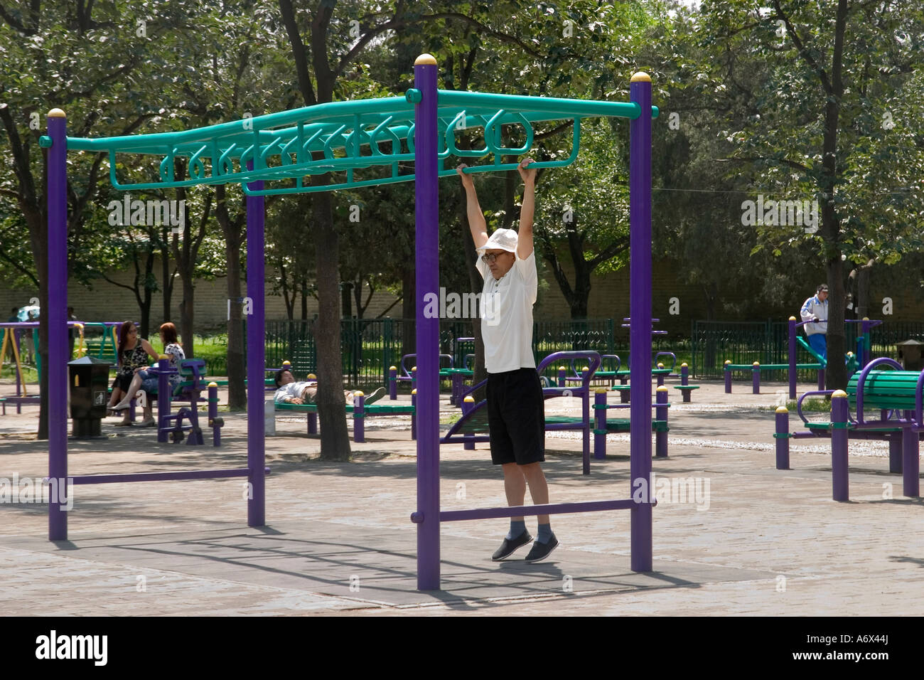 Alter Mann tun Frühsport im Himmelstempel Park Peking China Stockfoto