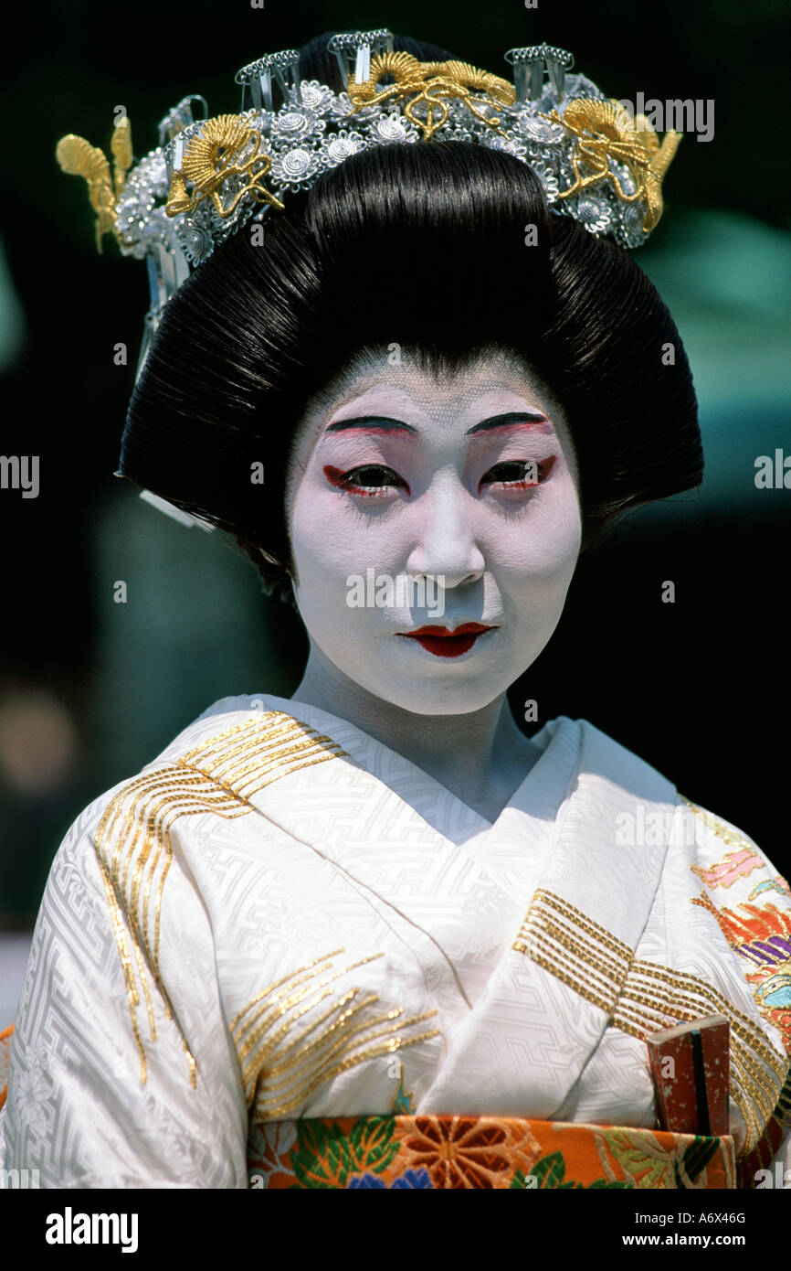 Eine japanische Geisha posiert in ihrem traditionellen Outfit in Tokio. Stockfoto