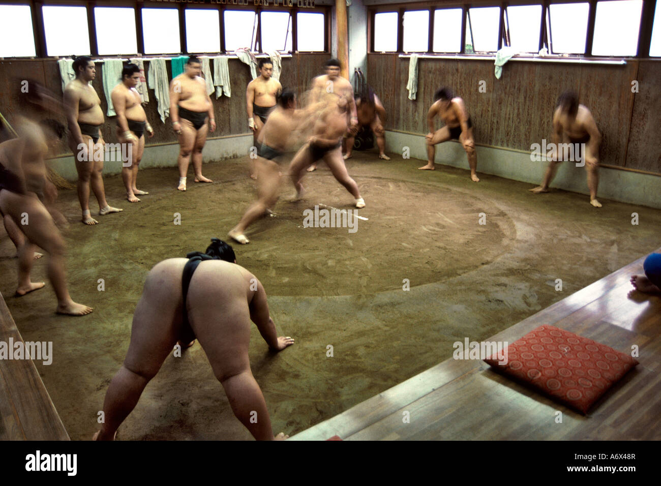 Ausbildung in einem Dojo in Tokyo Japan Sumo-Ringer. Stockfoto