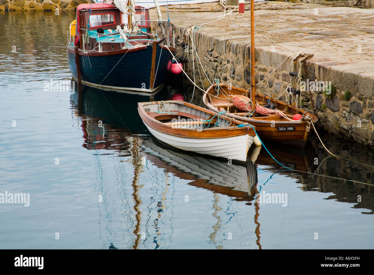 Oldtimer Boote vertäut am historischen Portsoy Hafen im Nordosten Schottlands. Stockfoto