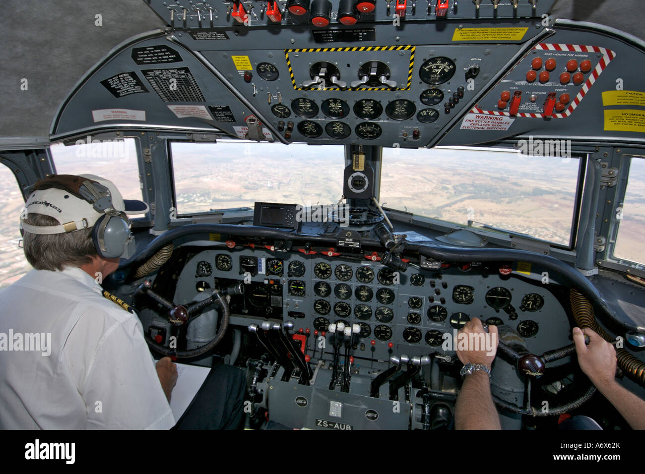 Cockpit eines Douglas DC-4. Stockfoto