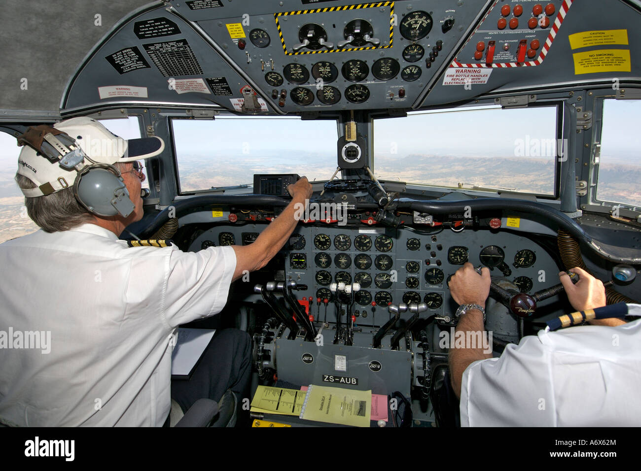 Cockpit eines Douglas DC-4. Stockfoto