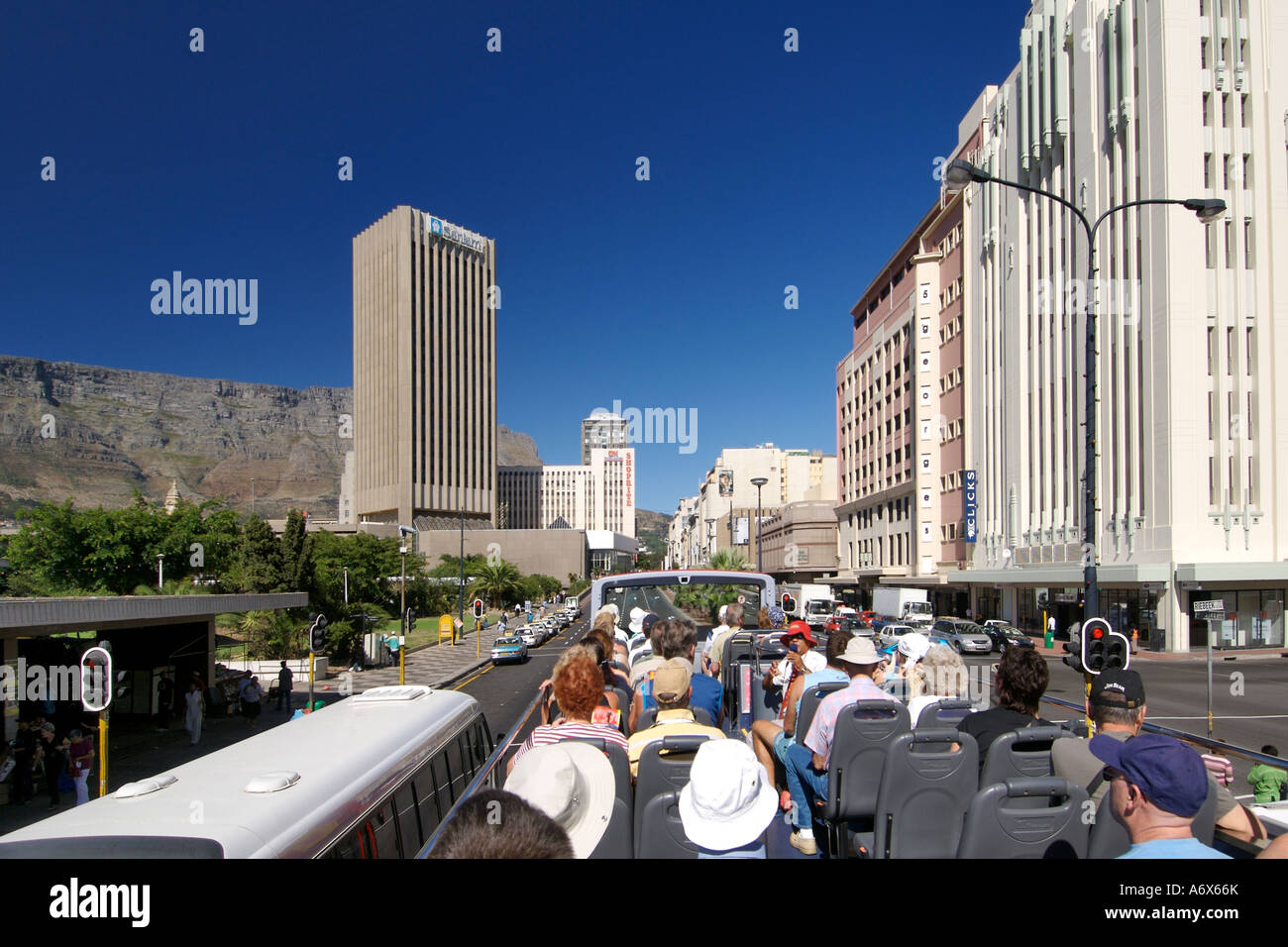 Touristen, Reiten auf einem offenen Bus entlang der Adderley Street in Kapstadt Südafrika. Stockfoto