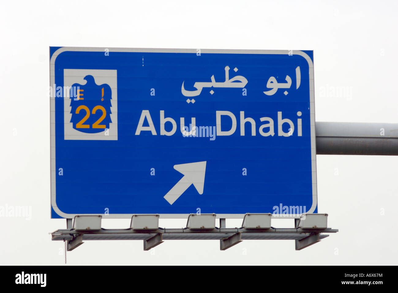Verkehrszeichen entlang der Sheikh Zayed Road zwischen Dubai und Abu Dhabi in den Vereinigten Arabischen Emiraten. Stockfoto