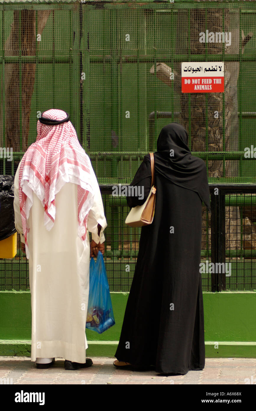 Eine arabische paar in traditionellen Outfits im Zoo von Dubai. Stockfoto