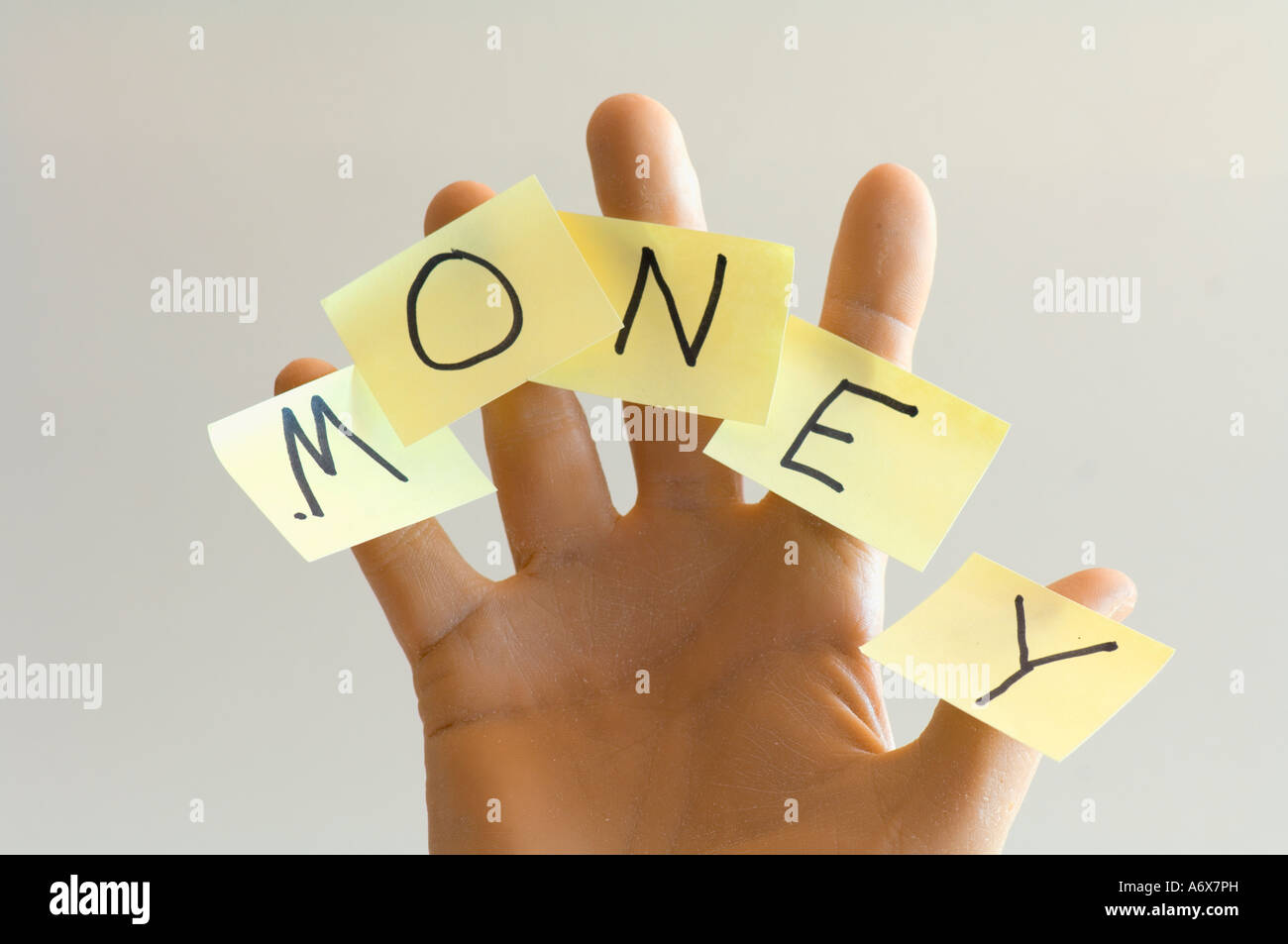menschliche Hand mit Post er stellt fest, Rechtschreibung Geld an Fingern Stockfoto
