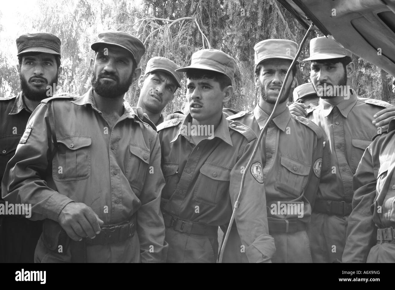 Afghanische Nationalpolizei nehmen Unterricht in Fahrzeug Suche Techniken aus einer britischen Armee NCO Stockfoto