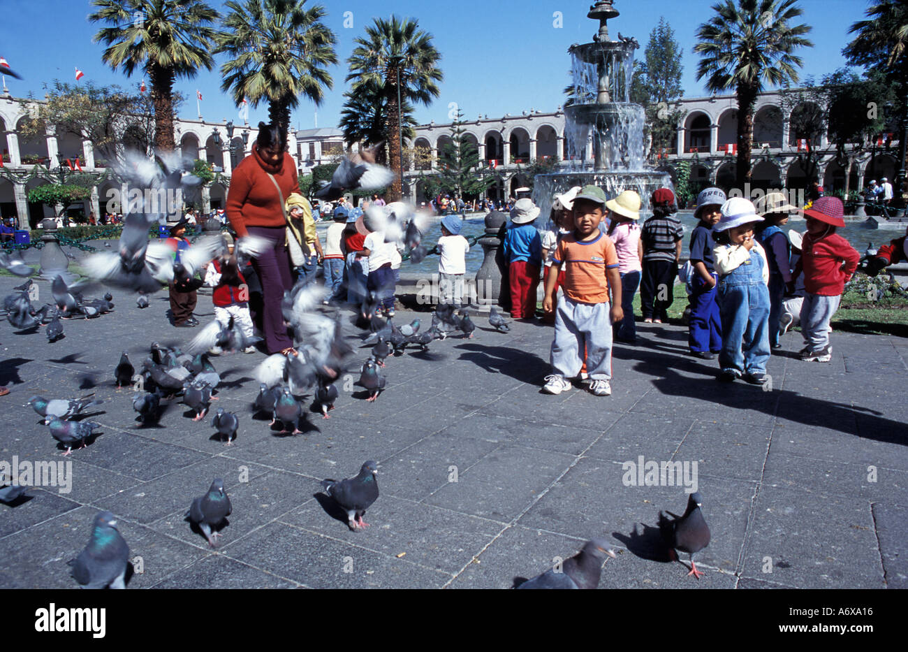 Jugendliche im zentralen Quadrat vor Arequipa Tag feiern 15. August Plaza de Armas Arequipa Southern Peru Stockfoto