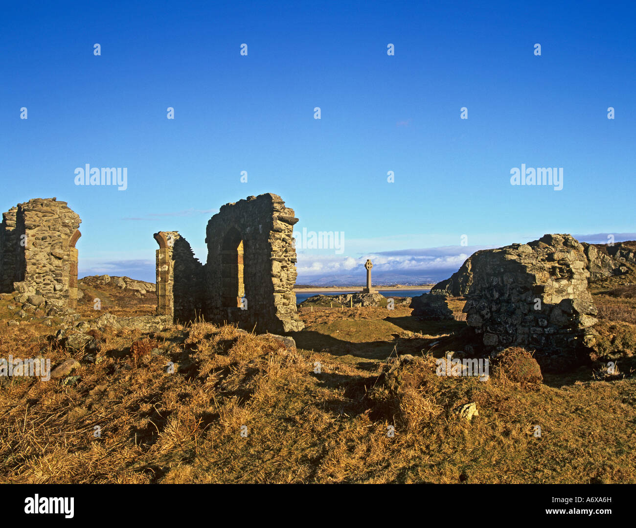 LLANDDWYN Insel ISLE OF ANGLESEY NORTH WALES UK Februar Ruins of St. Dwynwens Kirche Schutzpatron der Liebenden Stockfoto