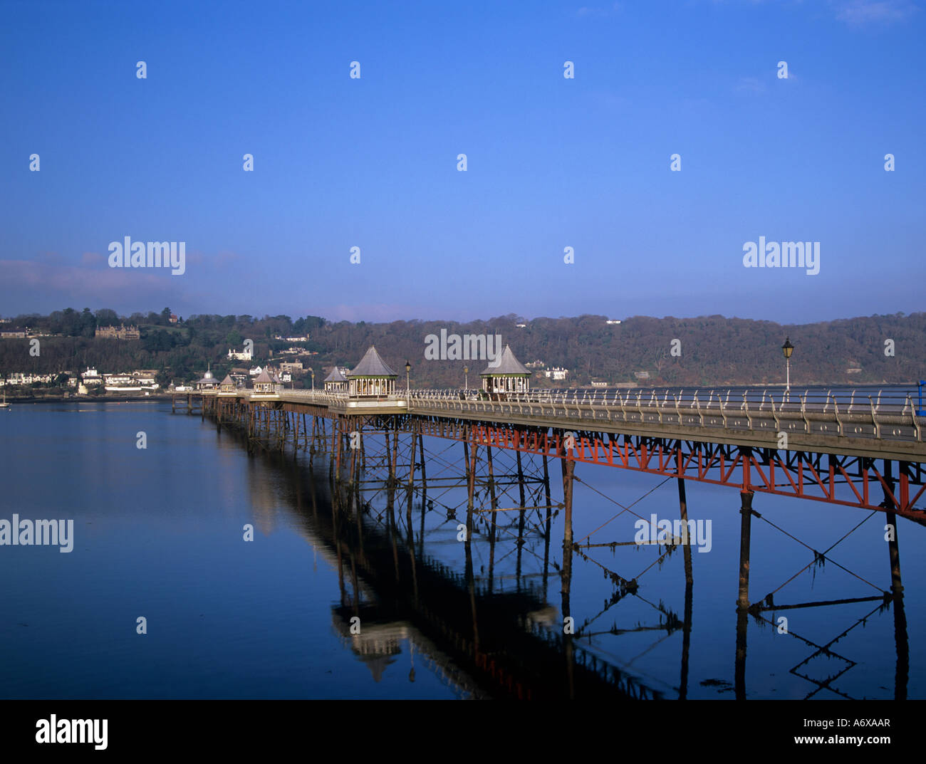 BANGOR GWYNEDD NORTH WALES UK Dezember Victoria Pier ragt in Menai Strait in Richtung Isle of Anglesey Stockfoto