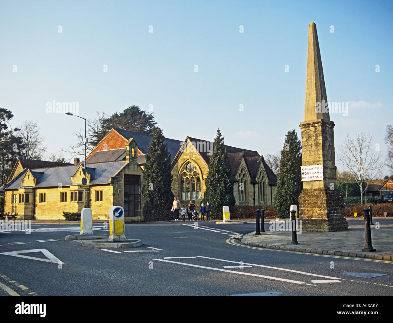 CRANLEIGH SURREY UK Februar mit Blick auf das Arts Centre mit einem ungewöhnlichen Wegweiser am Straßenrand Stockfoto