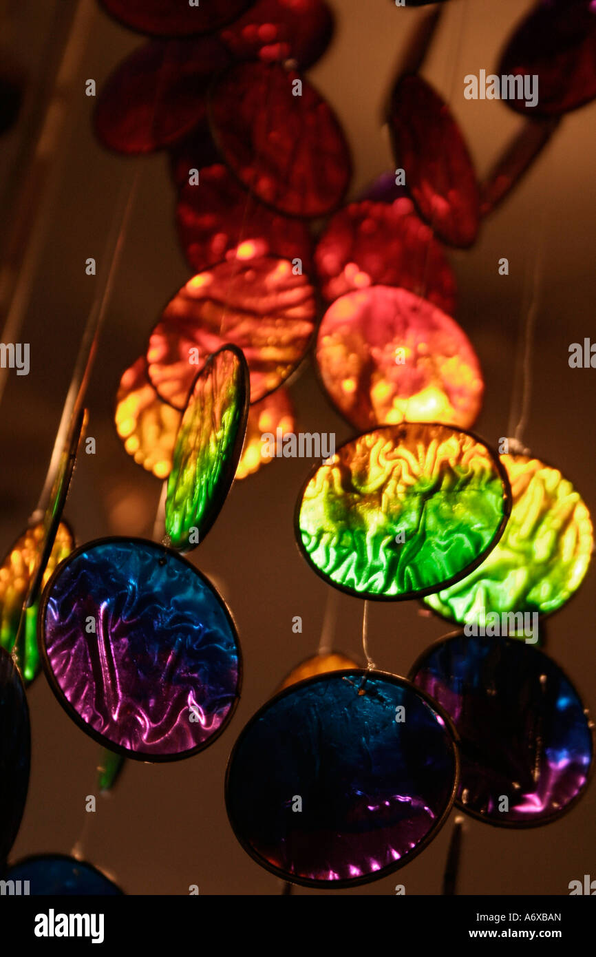 Regenbogen farbige Glas Windspiel hängend mit einem Licht dahinter, Malvern, Worcestershire, uk Stockfoto