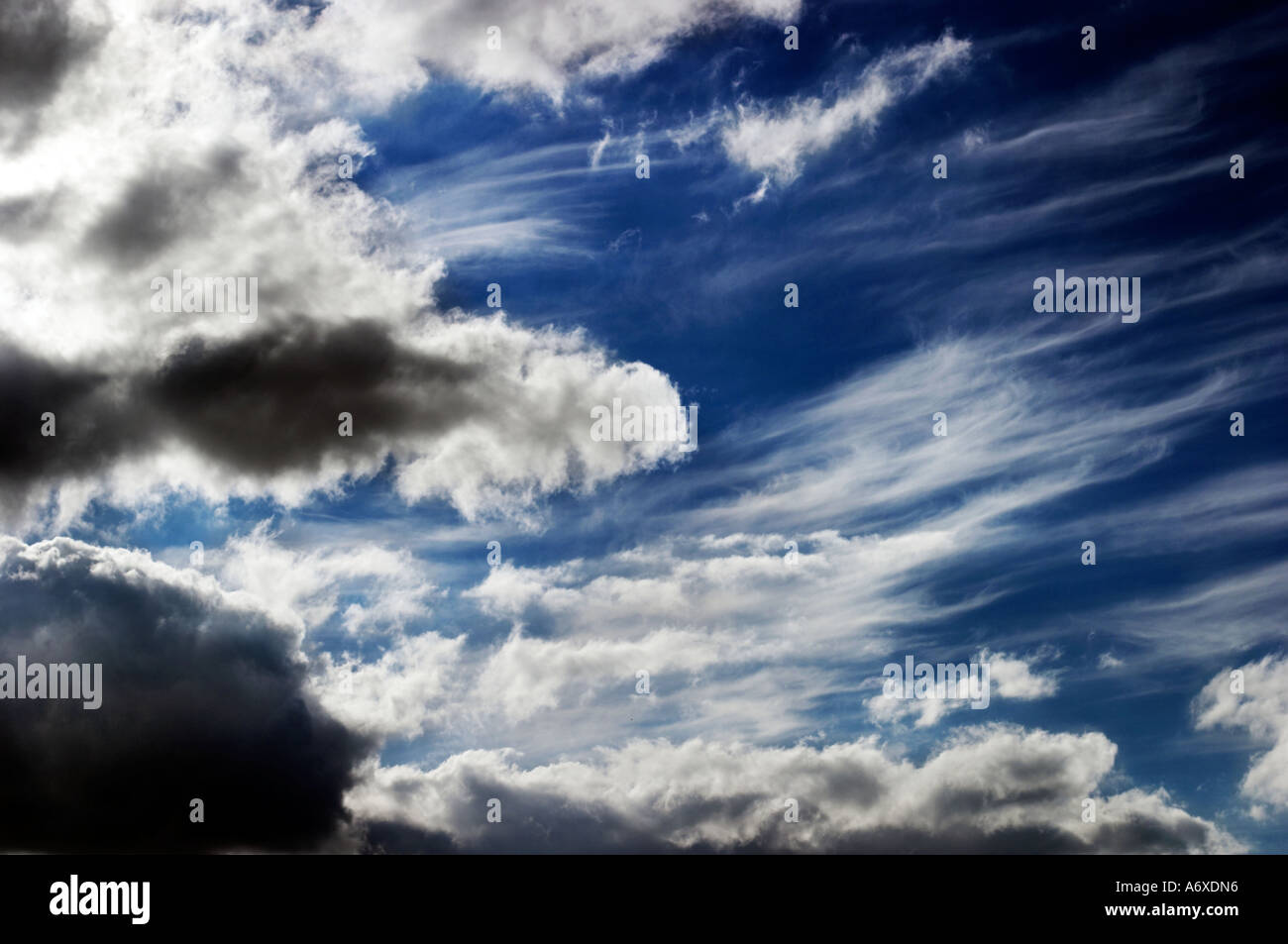 Wind Wolken am blauen Himmel Stockfoto