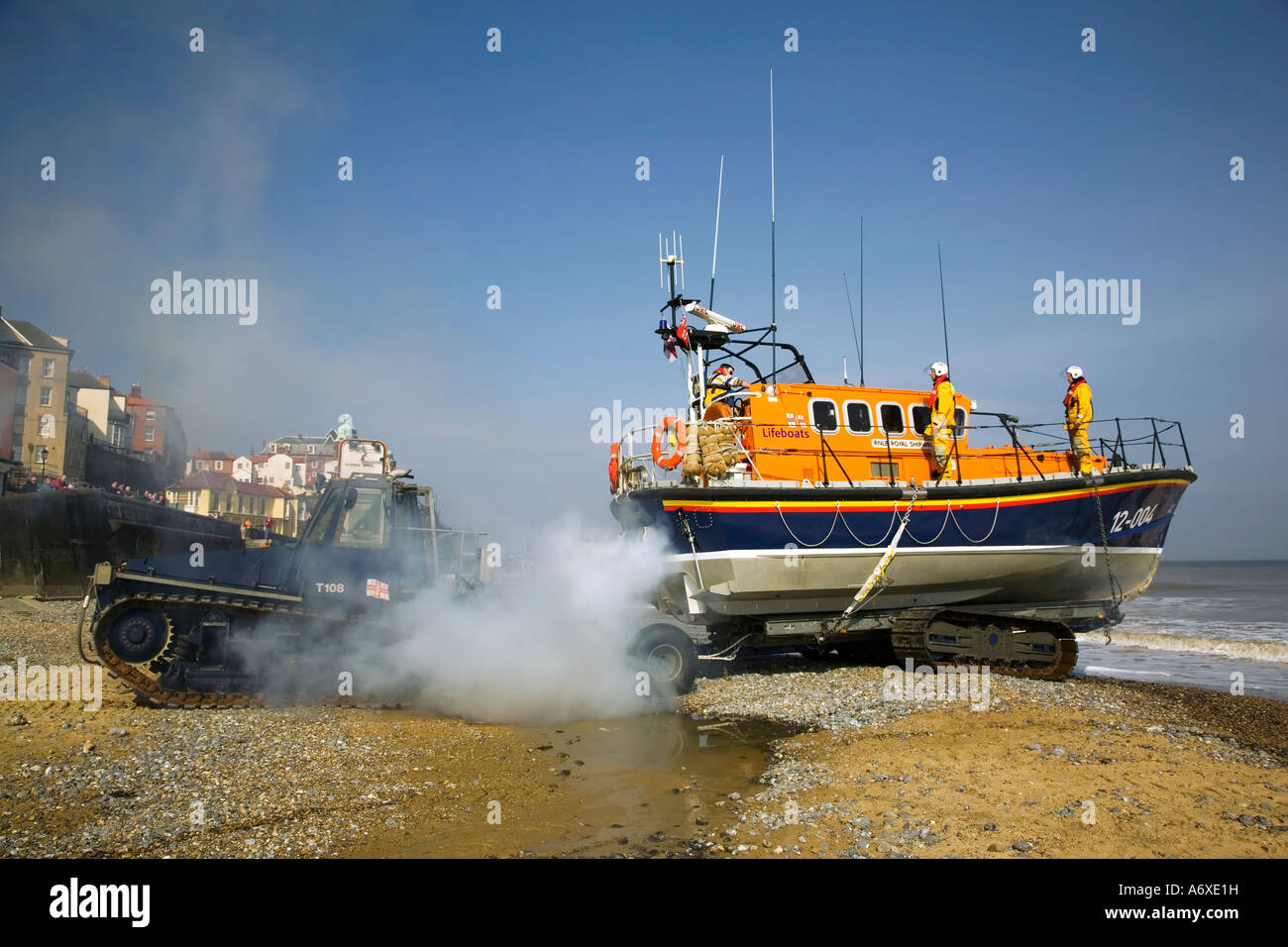 12 004 der RNLI Mersey Klasse Schiff der Royal Schiffbauer beginnend auf und bereitet auf Cromer in Norfolk Stockfoto