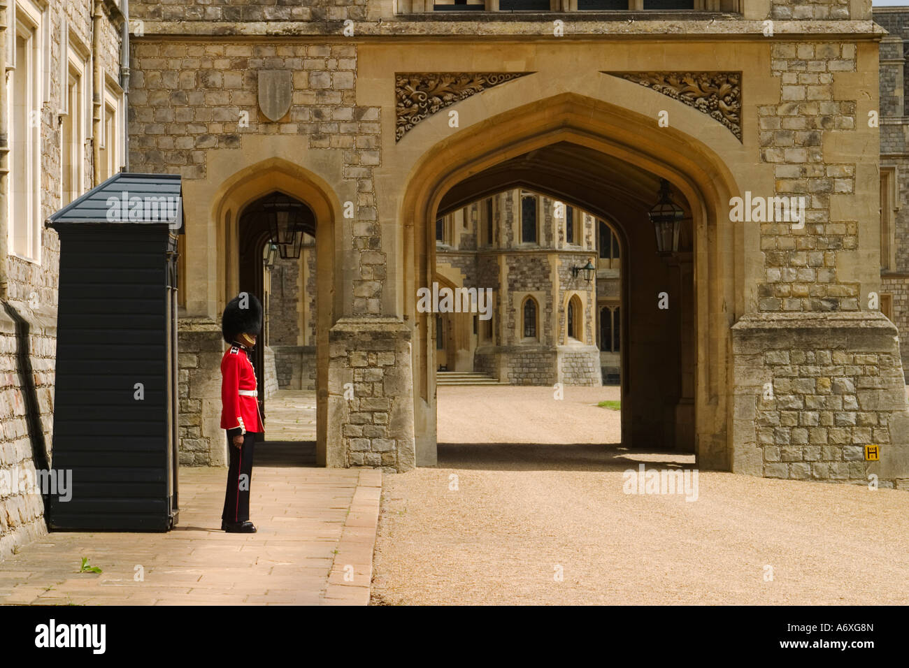 ENGLAND-Windsor-Queens in roten Uniform Wache durch Wachhäuschen am gewölbten Eingang in Windsor castle Stockfoto