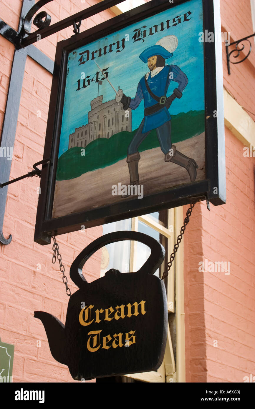ENGLAND-Windsor-Zeichen für Pub Drury House 1645 Creme Teams Innenstadt Stockfoto