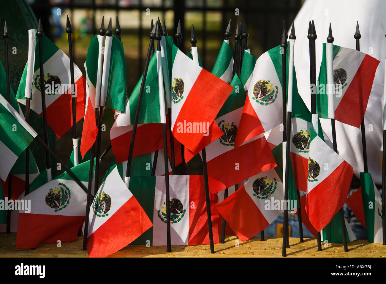 Chicago ILLINOIS kleine mexikanische Fahnen zum Verkauf mexikanischen Independence Day Parade am 18th Street in Pilsen Nachbarschaft Stockfoto
