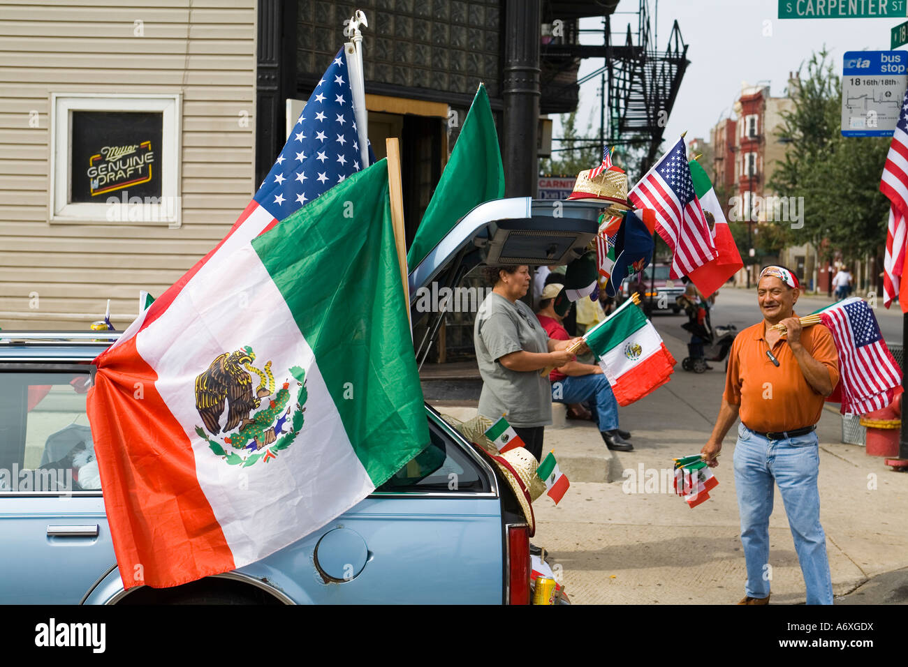 ILLINOIS-Chicago-Mann und Frau verkaufen USA und mexikanische Fahnen aus Kofferraum vor Parade in Pilsen Nachbarschaft Stockfoto