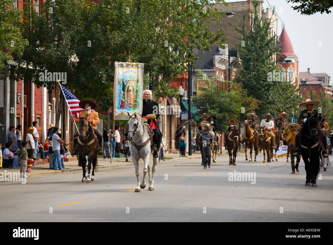 ILLINOIS-Chicago-Mann verkleidet als Priester tragen unsere Dame von Guadalupe in mexikanischen Independence Day Parade in Pilsen Nachbarschaft Stockfoto