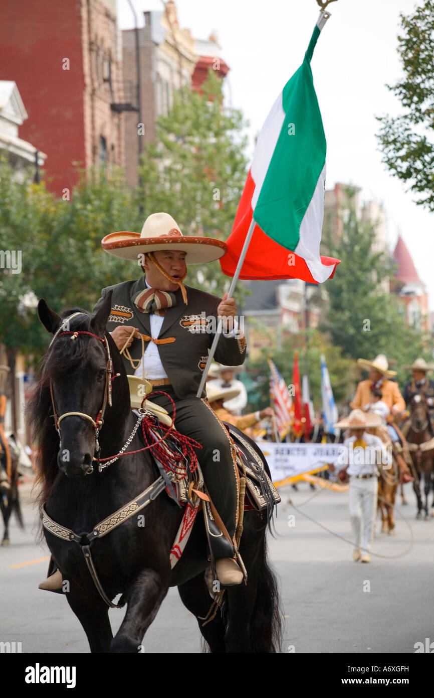 ILLINOIS-Chicago-Mann gekleidet in traditionellen Cowboy Kostüm tragen Fahne mexikanischen Unabhängigkeitstag Parade Pilsen Stockfoto
