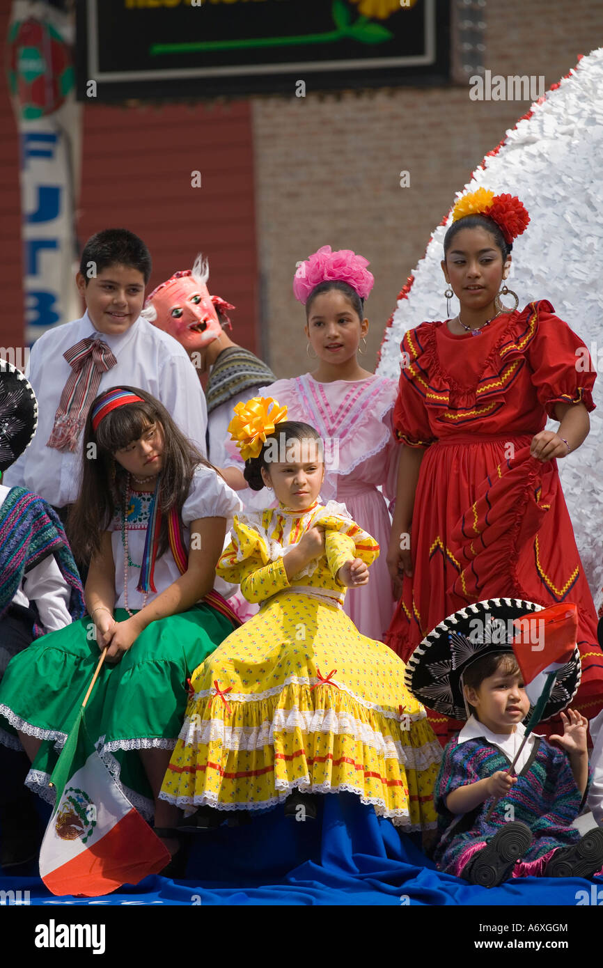 ILLINOIS-Chicago-Jungen und Mädchen in traditioneller Kleidung Reiten dekorierten Auftrieb im mexikanischen Unabhängigkeitstag Parade Pilsen Stockfoto
