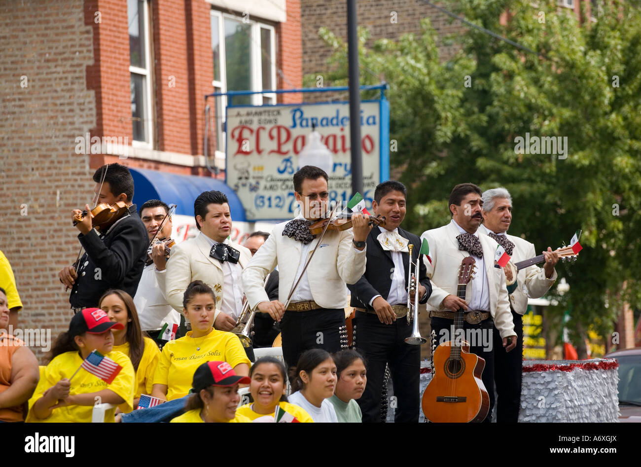 ILLINOIS-Chicago-Mariachi Band Fahrt dekoriert Schwimmer in mexikanischen Independence Day Parade in Pilsen Nachbarschaft Stockfoto
