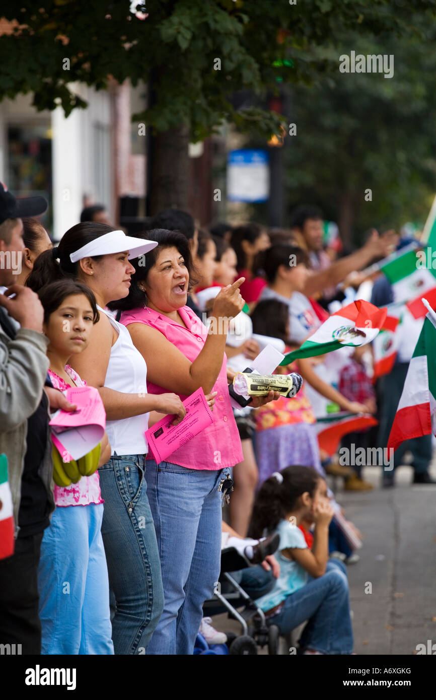 ILLINOIS-Chicago-Menschen sehen mexikanische Independence Day Parade in Pilsen Nachbarschaft Flaggen halten Stockfoto