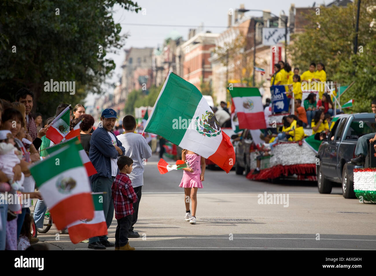 ILLINOIS-Chicago-Menschen beobachten mexikanischen Independence Day Parade in Pilsen Nachbarschaft halten Flaggen dekoriert Schwimmer in der Straße Stockfoto