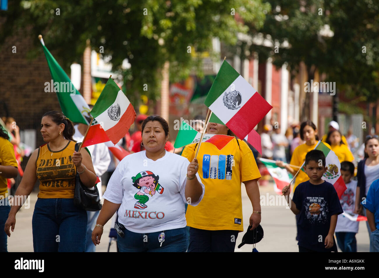 ILLINOIS-Chicago-Leute halten Flaggen März im mexikanischen Independence Day Parade in Pilsen Nachbarschaft Stockfoto